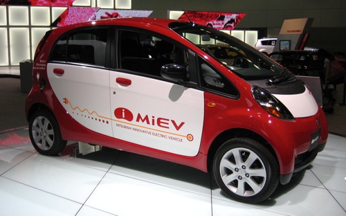 elektromobil Mitsubishi i MiEV na autosalonu v Los Angeles
