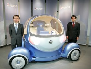 elektromobil Nissan Pivo 2 a Minoru Shinohara vpravo