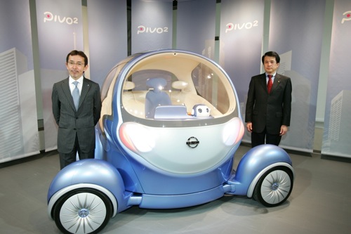 elektromobil Nissan Pivo 2 a Minoru Shinohara vpravo