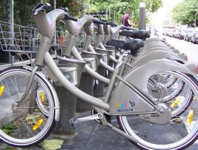 Jídní kola v systému půjčoven Vélib b Paříži