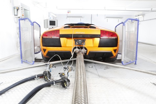 Lamborghini v laboratoři pro měření emisí