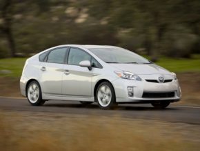 hybrid Toyota Prius model roku 2010 (třetí generace)