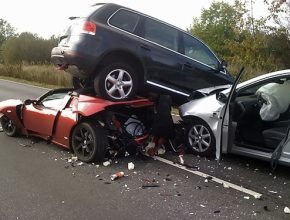 autonehoda - Tesla Roadster, Toyota Prius, Volkswagen Touareg