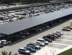 solární energie - solární parkoviště - letecká základna Los Angeles