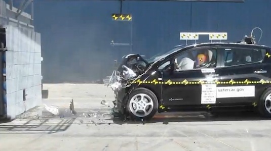 auto elektromobil Nissan Leaf crash test