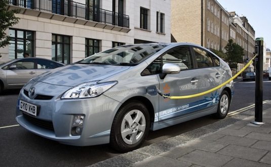 auto Toyota Prius plug-in hybrid dobíjení EDF dobíjecí stanice Štrasburk Francie