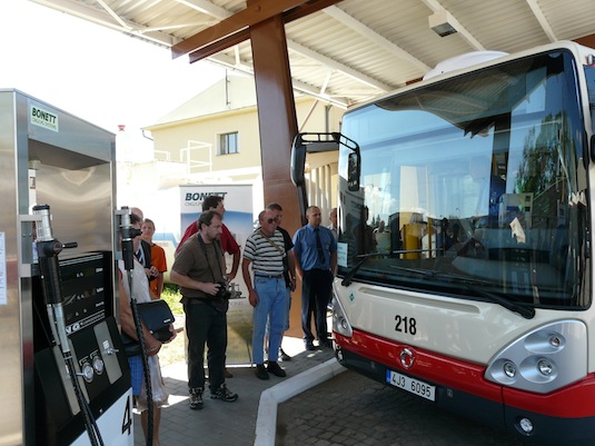 auto zemní plyn Autobus Irisbus-Iveco-Citelis-u-čerpacího-stojanu-cng-stanice-bonett