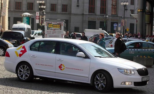 auto elektromobil elektrická Škoda Superb Superbel