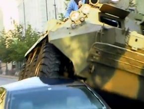 VIDEO: starosta Vilniusu drtí nelegálně zaparkovaná auta transportérem