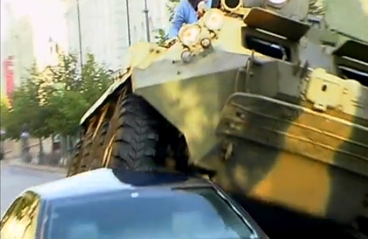 VIDEO: starosta Vilniusu drtí nelegálně zaparkovaná auta transportérem