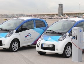 auto elektromobil elektromobily na letiští v Madridu