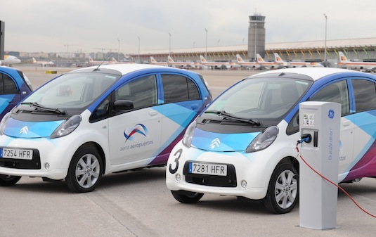 auto elektromobil elektromobily na letiští v Madridu