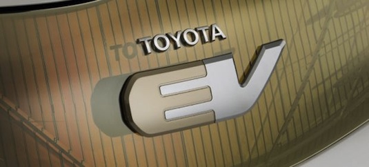 auto elektromobil Toyota EV znak