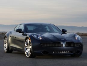 Sériový plug-in hybrid Fisker Karma z dílny Fisker Automotive, kterou založil Henrik Fisker. Ten spolupracoval také na elektromobilu Tesla Roadster a Tesla Model S.