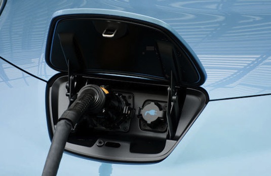 auto elektromobil nabíjení elektromobilu Nissan Leaf
