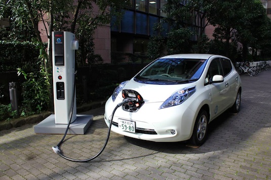 auto elektromobil rychlodobíjecí stanice Nissan elektromobil Leaf