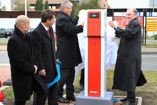 auto/elektromobil - Siemens a E.On - elektromobilita - nabíjecí stanice na letišti Brno
