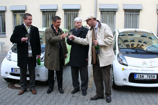 předání elektromobilů iOn a C-Zero na Praze 5