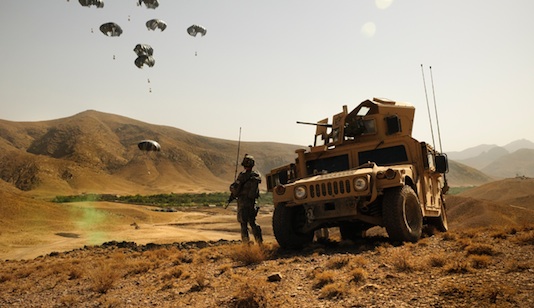 auto airdrop letecké zásobování americké armády v Afghánistánu