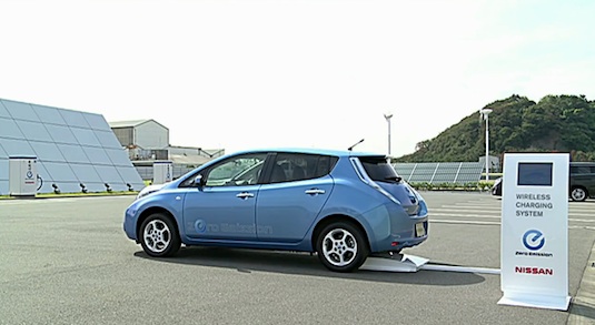 auto elektromobil Nissan Leaf bezdrátové dobíjení