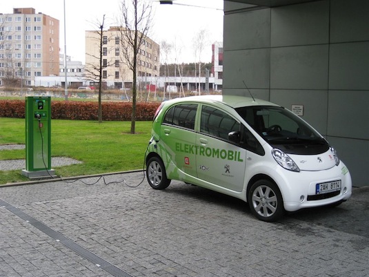 auto elektromobil dobíjecí stanice park Chodov
