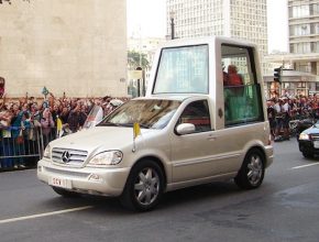auto papamobil papež Benedikt 16. Sao Paolo Brazílie