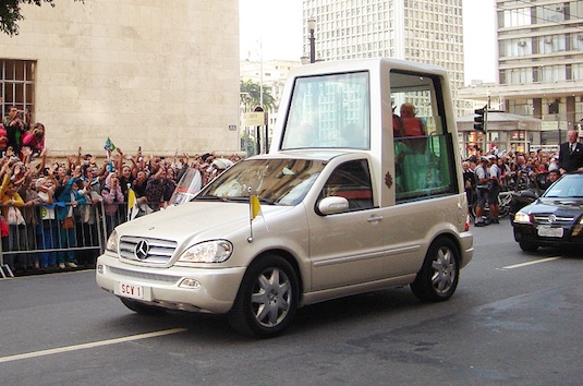auto papamobil papež Benedikt 16. Sao Paolo Brazílie