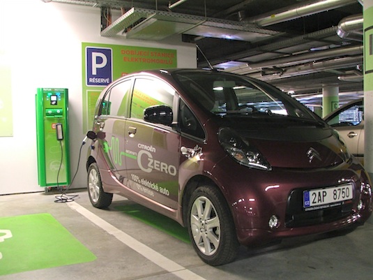 auto dobíjecí stanice nabíjení elektromobilu Praha Novodvorská Plaza podzemní garáže