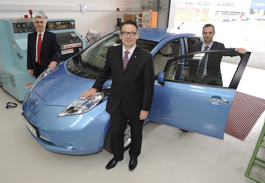 auto elektromobil Nissan výzkumné školící centrum Anglie