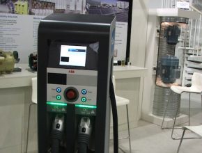 auto elektromobil rychlodobíjecí stanice ABB Solar Center