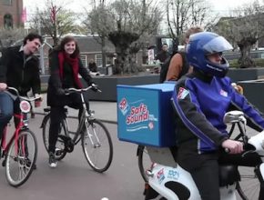 elektroskútr zvuk Nizozemsko pizza Dominos