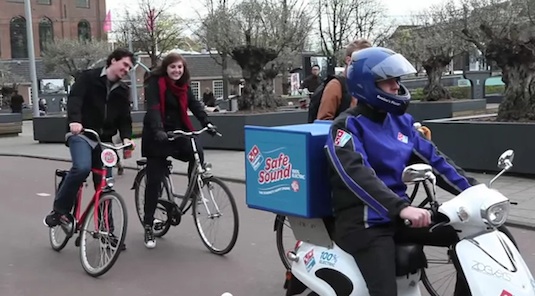 elektroskútr zvuk Nizozemsko pizza Dominos