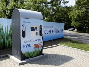 auto elektromobil dobíjecí stanice RWE Transgas Praha Limuzská - rychlodobíjení