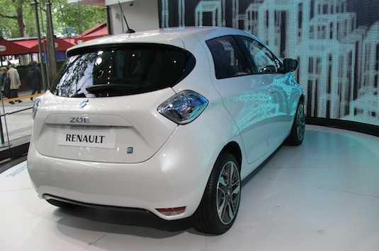 auto elektromobil Renault Zoe Paříž Champs Élysées