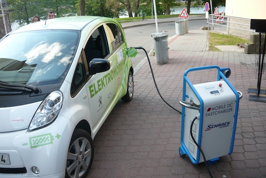auto elektromobil rychlodobíječka Schrack Technik Peugeot iOn