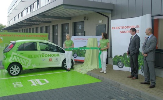 auto elektromobil TNT Express dobíjecí stanice Chrášťany ČEZ