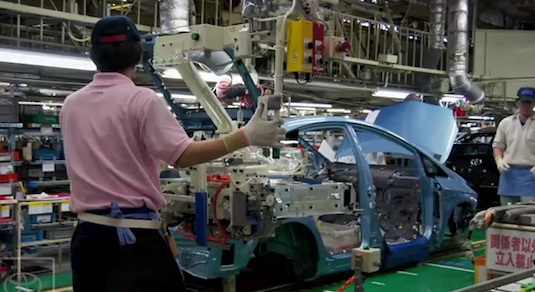 auto hybrid video továrna Toyota plug-in hybrid výroba