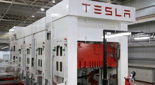 auto elektromobil Tesla Motors továrna výroba Modelu S