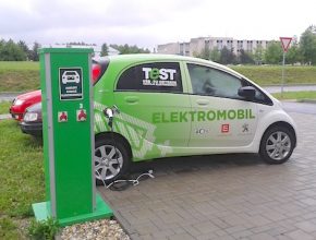 auto elektromobil Ostrava Vysoká škola báňská - dobíjecí stanice elektromobil Peugeot iOn