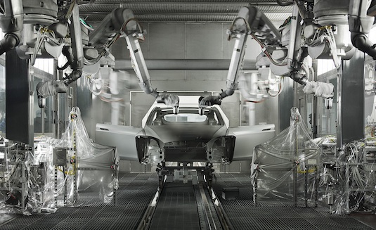 auto elektromobil Tesla Model S továrna roboti jak se vyrábí elektromobil