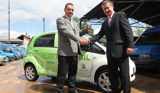 auto elektromobil Česká pošta ČEZ předání elektromobilu Peugeot iOn Tomáš Chmelík
