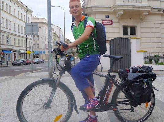 elektrokolo reportér Tomáš Poláček na elektrokole AGOGS Uphill City při cestě do Londýna na Olympiádu