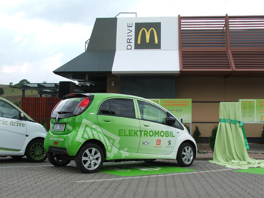 auto elektromobil ČEZ dobíjecí stanice mcdonalds