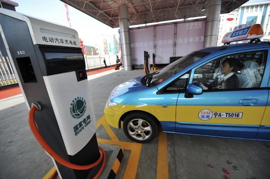 auto elektromobil Čína dobíjecí stanice pro elektromobily