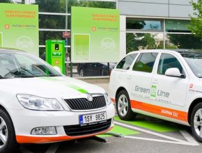 auto elektromobil elektrické octavie u dobíjecí stanice ČEZ