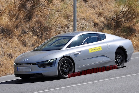 auto hybrid Volkswagen XL1 spy fotky autobloggreen