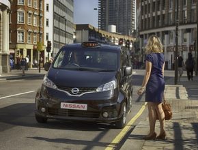 auto Nissan NV200 taxi pro Londýn Británie