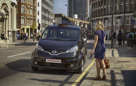 auto Nissan NV200 taxi pro Londýn Británie