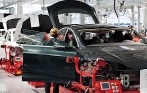 auto elektromobil Tesla Model S výroba elektromobilů v továrně Tesla Motors