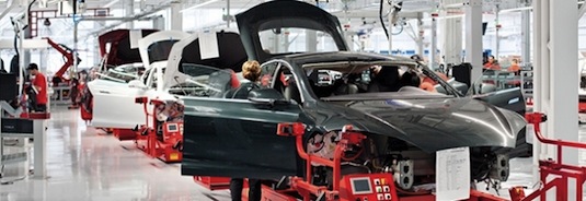 auto elektromobil Tesla Model S výroba elektromobilů v továrně Tesla Motors